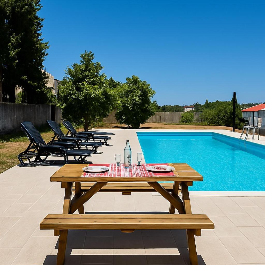 Private V3 Equipped Kitchen & Pool Villa Teixoso Exterior photo